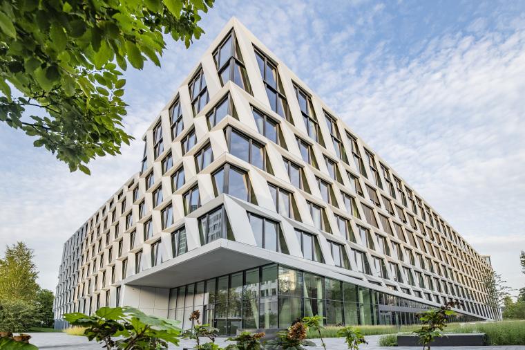 Modernes, mehrstöckiges Gebäude mit auffälliger Architektur