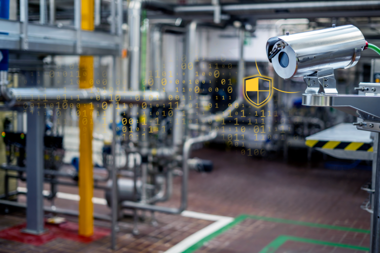 Bulletkamera in Industriehalle – in Gelb darübergelegte Nullen und Einsen...