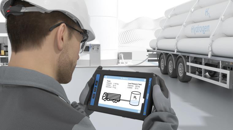 Junger Mann von schräg hinten aufgenommen, mit weißem Helm, Handschuhen und...