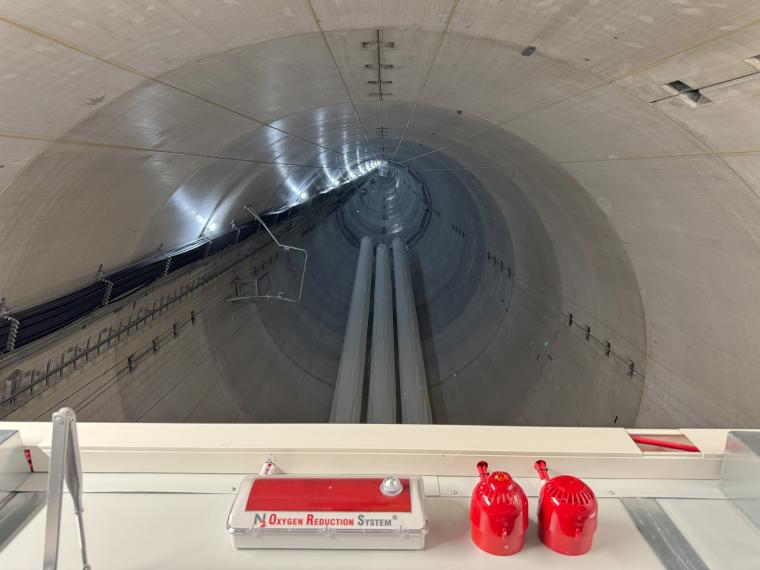 Blick im Inneren einer Windkraftanlage nach oben