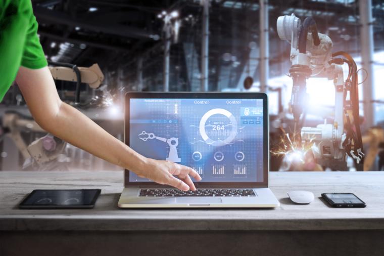 Eine Person arbeitet an einem Laptop mit einer Benutzeroberfläche zur...