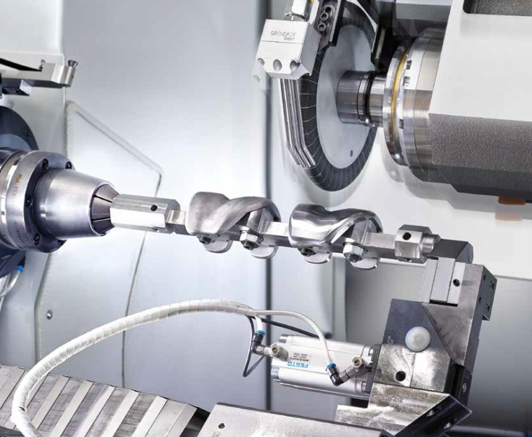 CNC-Schleifmaschine bearbeitet eine Kurbelwelle; Schleifrad und...