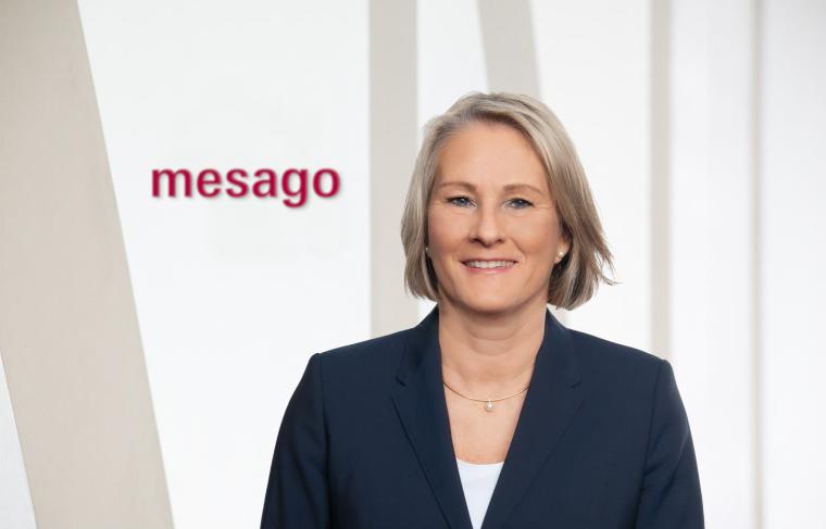 Portrait von Sylke Schulz-Metzner mit kinnlangen, mittelblondem Haar, dunklem...