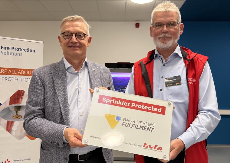 Bvfa-Geschäftsführer Dr. Wolfram Krause (l.) übergab die Auszeichnung an...