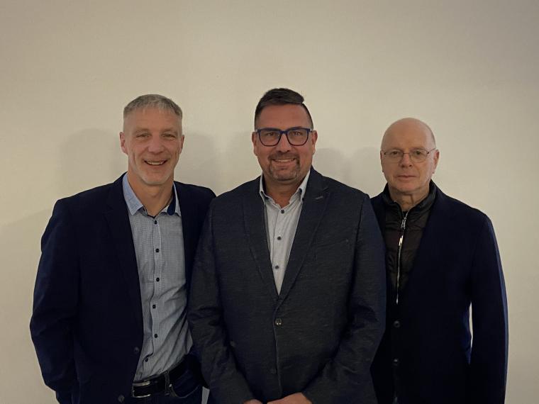 Drei Männer mit Anzügen