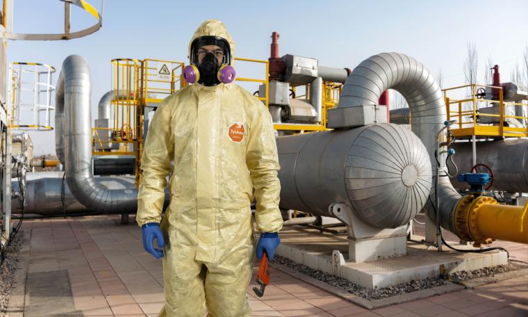 Dupont Tychem 6000 SFR ist ein leichter Schutzanzug mit Kapuze, der Arbeiter in...