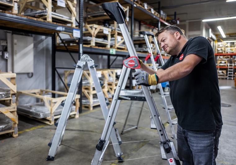 Prüfung einer mobilen Leiter.