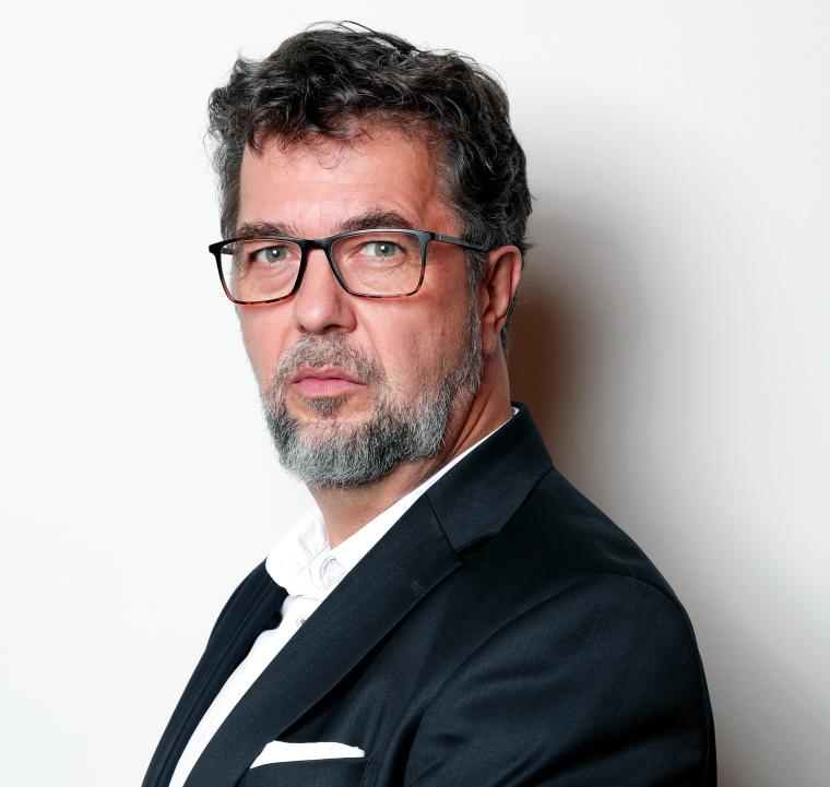 Mittelalter Mann mit kurzem Bart, Brille und schwarzem Anzug mit weißem...