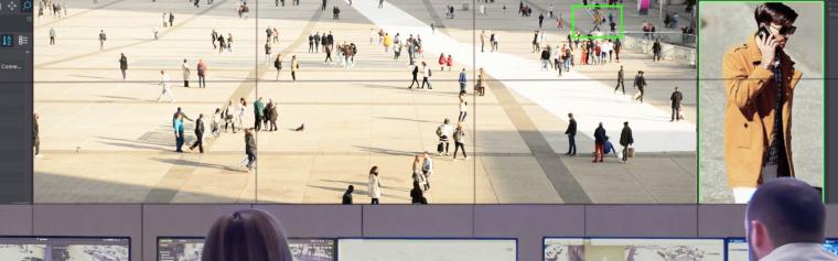 Breit angelegte Videowand auf der ein öffentlicher Platz zu sehen ist – mit...