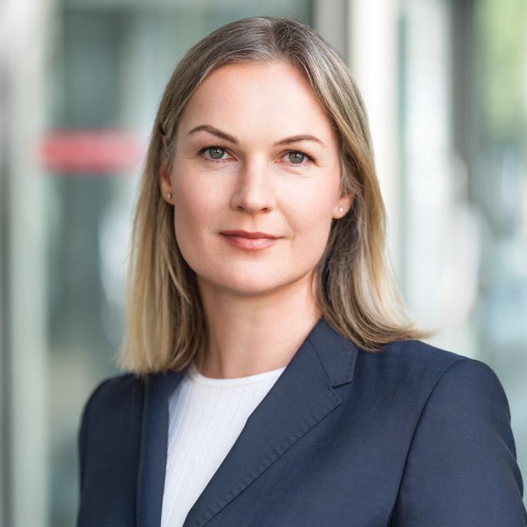 Frau mit glatten, langen, blonden Haaren