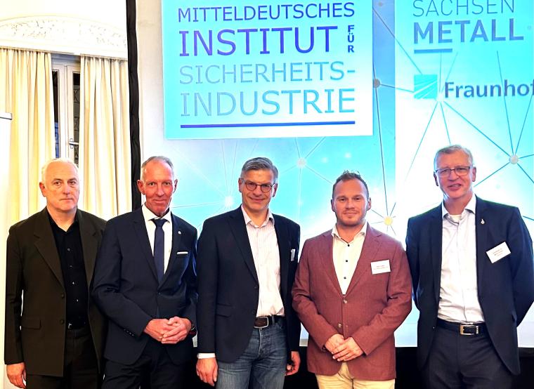 Fünf Männer vor Leinwand