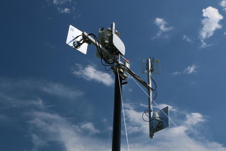 Portabler Antennenmast mit WiBACK-Richtfunkantennen und 5G gNodeB.