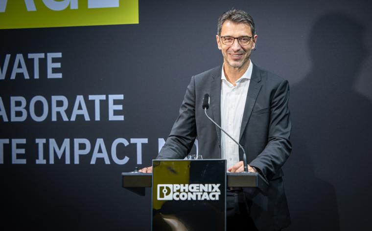 Mann am Rednerpult mit Mikrofon