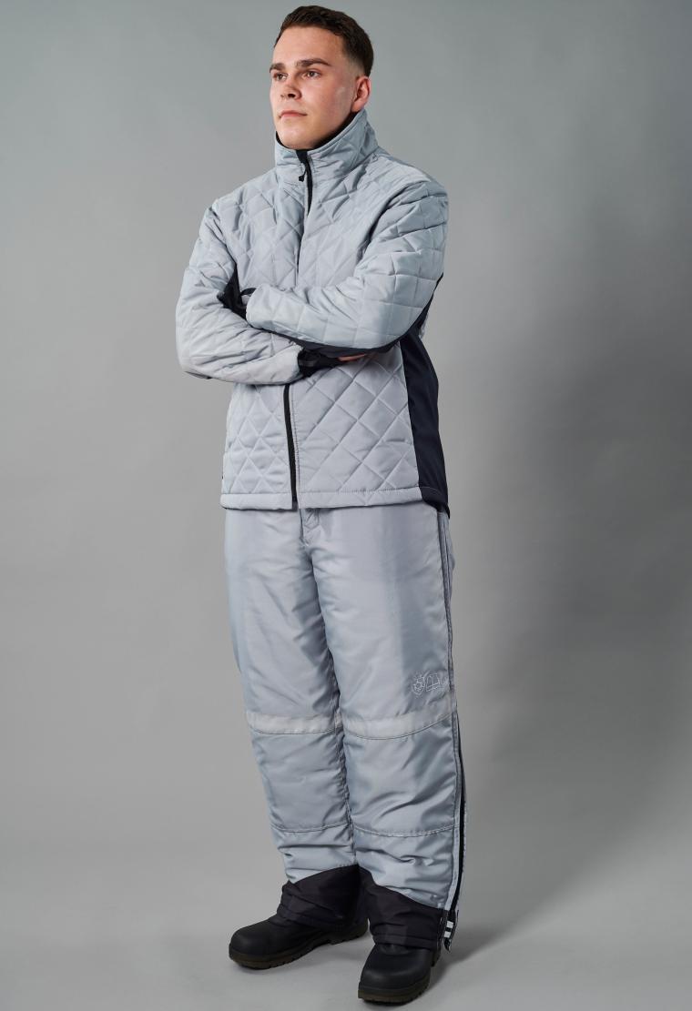 Eine Person trägt eine gesteppte, hellgraue Kälteschutzkleidung mit Jacke und...