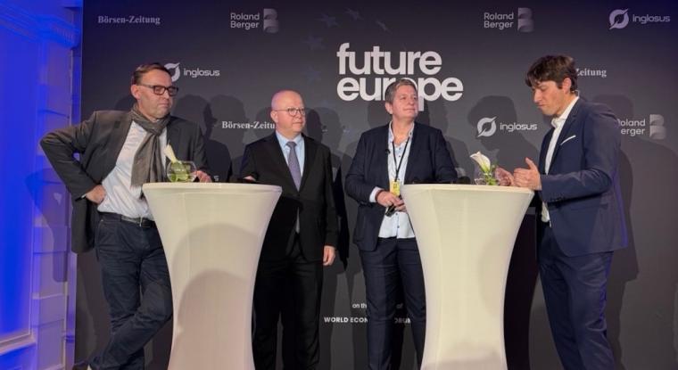 BSI-Präsidentin Claudia Plattner (3.v.l.) sprach beim Weltwirtschaftsforum in...