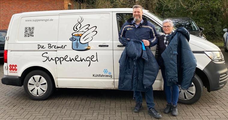 Symbolische Übergabe: Sven Keitsch, Betriebsleiter in der Kötter Security...