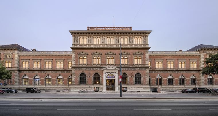 Frontansicht eines historischen, symmetrischen Backsteingebäudes mit...