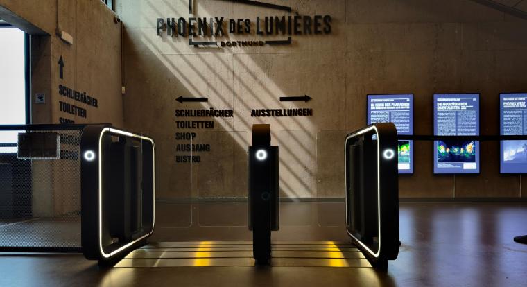 Zutrittsschleuse in einem Museumseingangsbereich mit der Aufschrift „Phoenix...