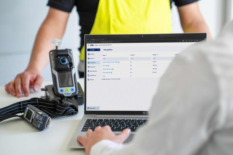 Eine Person arbeitet an einem Laptop und dokumentiert Daten, während mehrere...