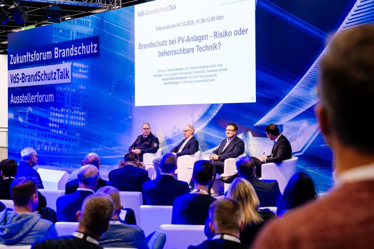 Das umfangreiche Rahmenprogramm, hier das Programm auf der Messebühne, machen...