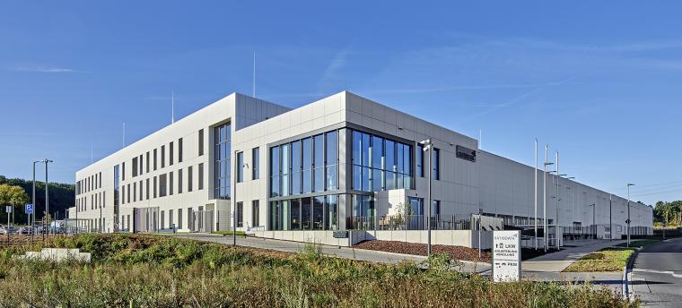 Langgestrecktes Gewerbe mit hellgrauer Fassade in Gewerbegebiet