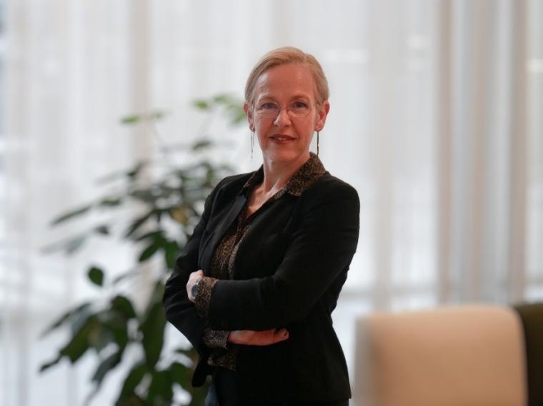 Dame mit schwarzem Kostüm