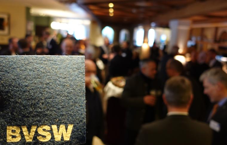 Netzwerksituation bei einer BVSW Veranstaltung: Viele Teilnehmende stehen in...