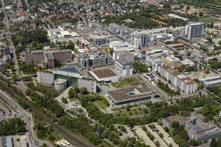 Großes Luftbild mit Verwaltungs- und Industriegebäuden