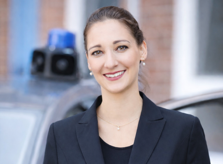 Junge Frau in schwarzem Kostüm