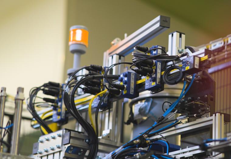 Industrieautomationsanlage mit montierten ASi-Modulen, Kabeln und Sensorik auf...