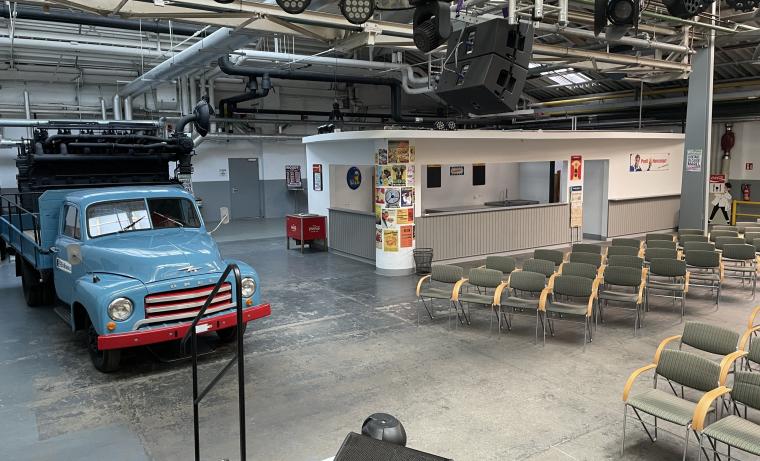 Halle mit Bestuhlung, in der ein Flachbau im Stile der 60-Jahre sowie ein...