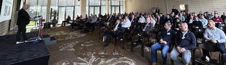 Voller Saal mit Menschen