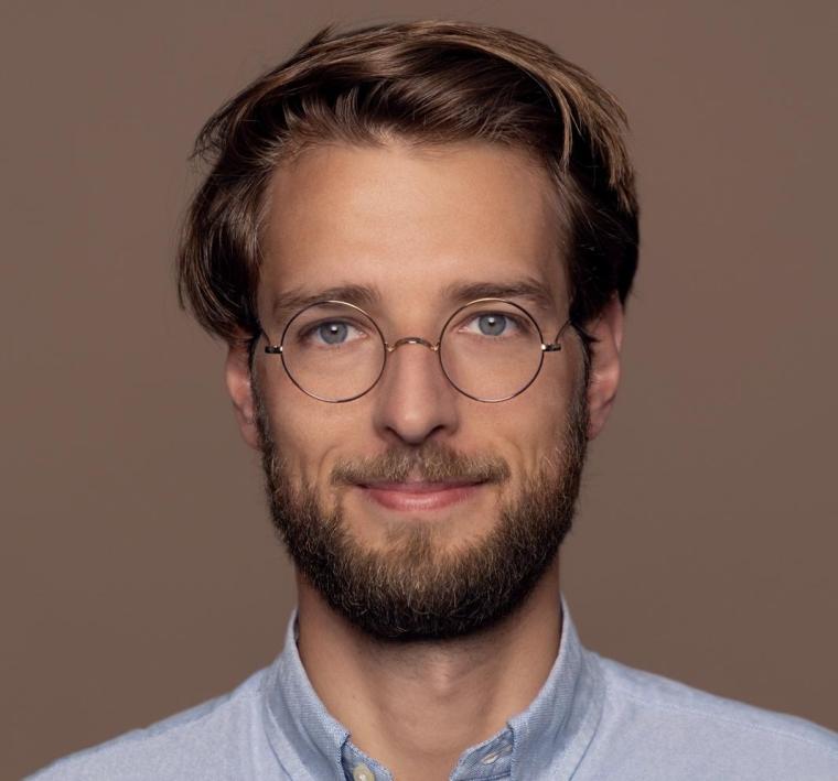 Portrait eines lächelnden Mannes mit Brille und Bart