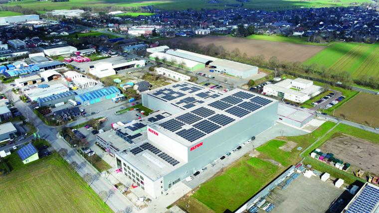 Luftaufnahme eines großen Logistik- und Industriegebäudes mit Solaranlagen...