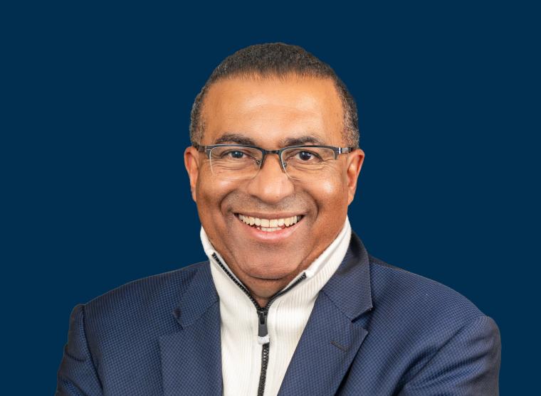 Lächelnder Mann mit Brille und blauem Sakko