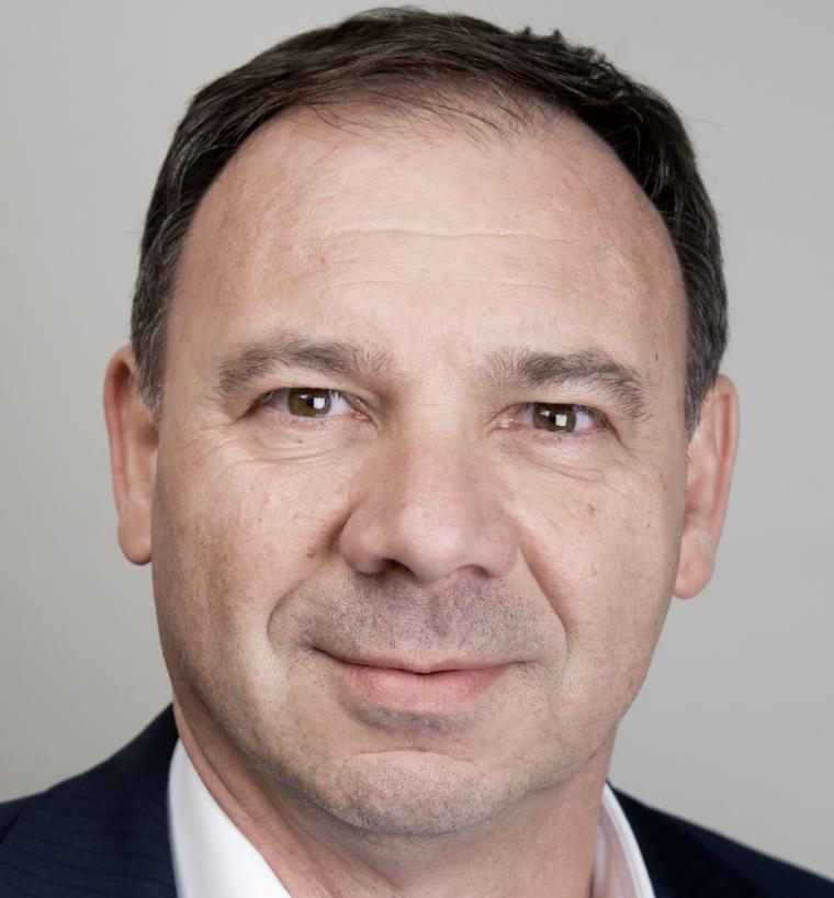Mittelalter Mann mit kurzen schwarzen Haaren und weißem Hemd