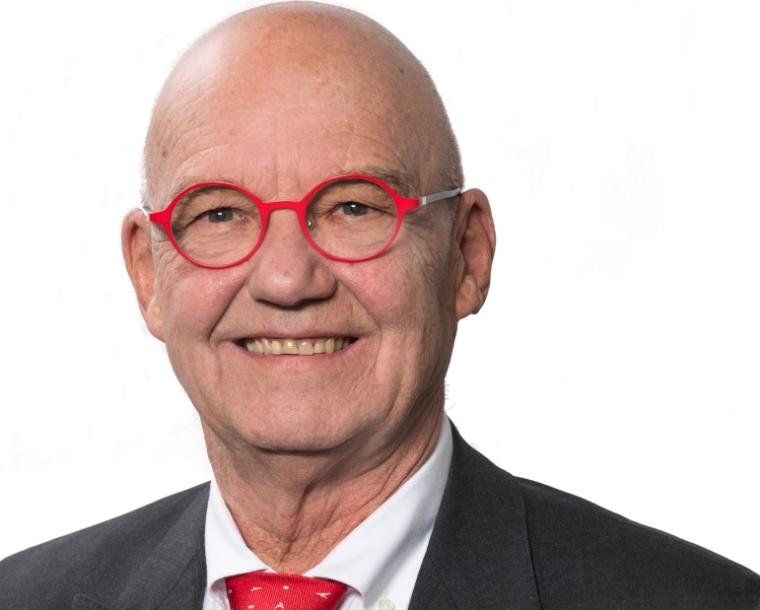 Mann mit rotgerandeter Brille und roter Krawatte