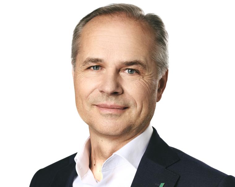 Mann mit kurzen Haaren, weißem Hemd und dunklem Jackett