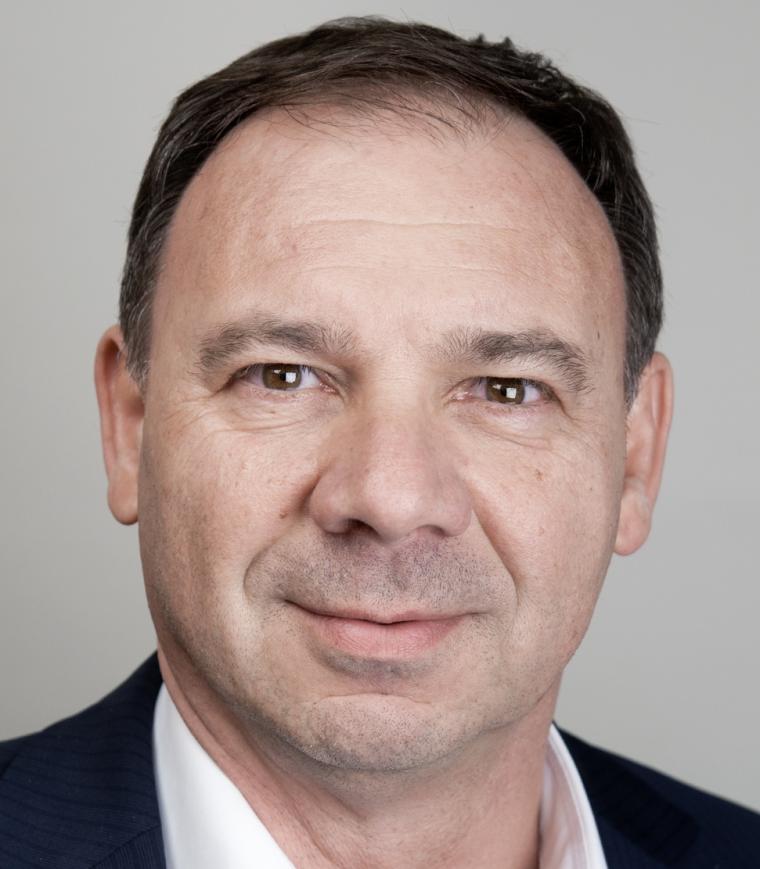Mittelalter Mann mit kurzen schwarzen Haaren und weißem Hemd