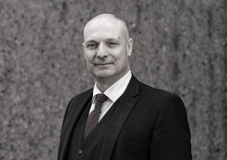 Älterer Mann mit dunklem Anzug