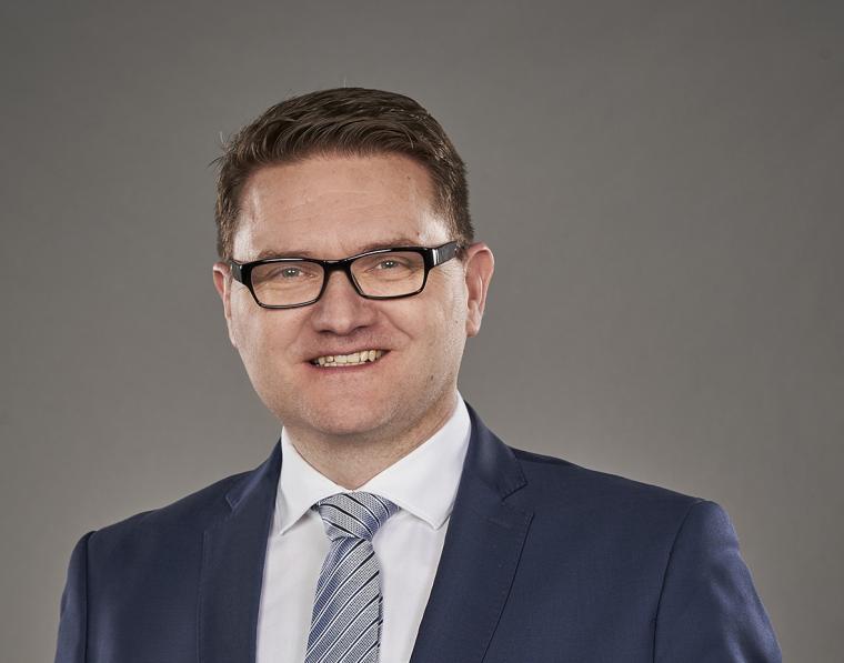Person mit blauem Anzug und Brille