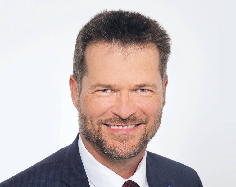 Mann mit Anzug und weißem Hemd