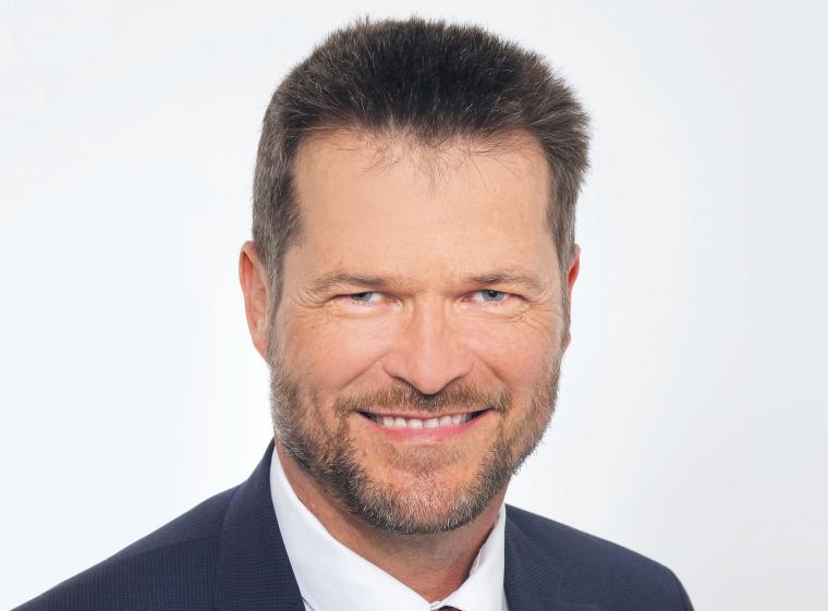 Mann mit Anzug und weißem Hemd