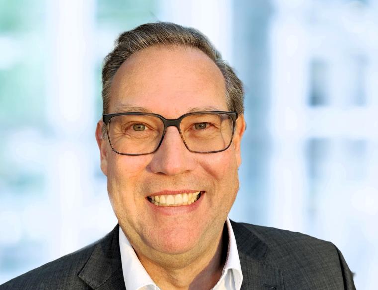 Herr mit Brille und grauem Anzug