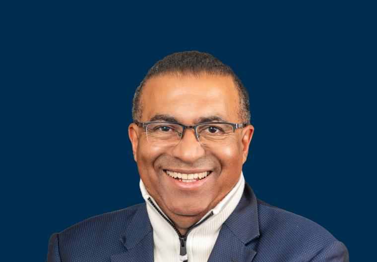 Lächelnder Mann mit Brille und blauem Sakko