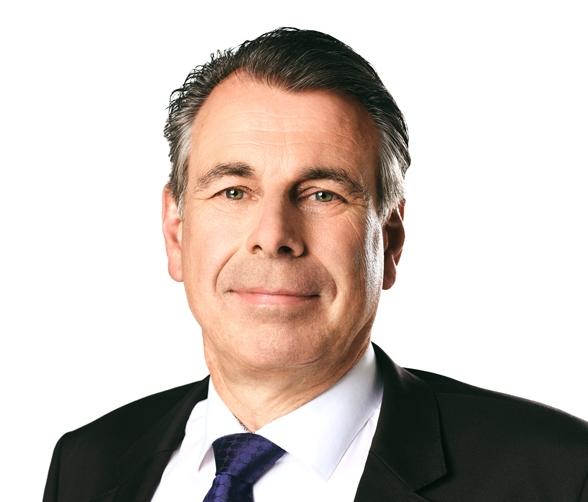 Mann mittleren Alters im schwarzen Anzug und blauer Krawatte