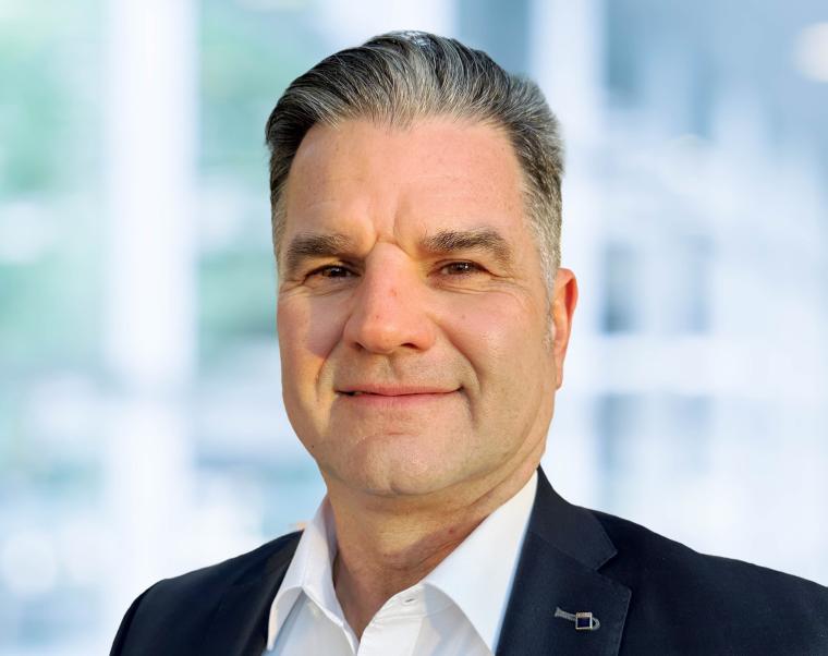 Herr mit Anzug und weißem Hemd