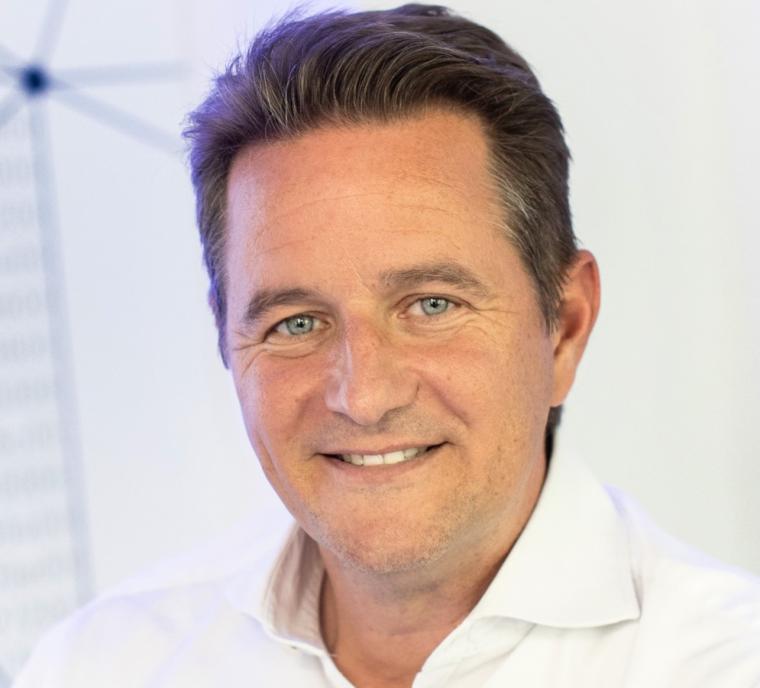Mann mit weißem Hemd