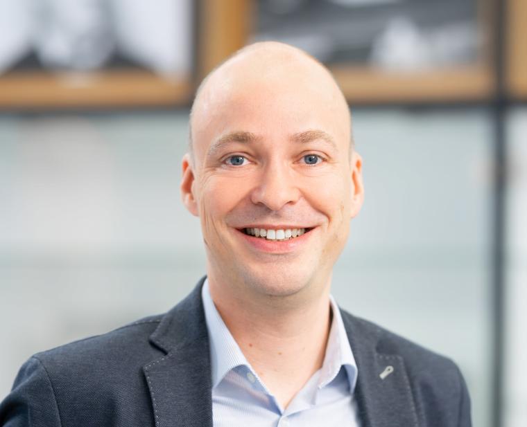 Junger Mann mit Anzug und weißem Hemd