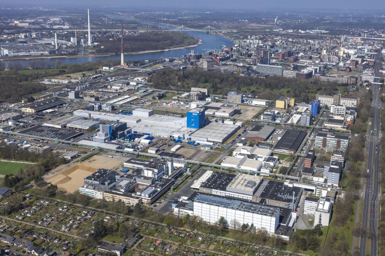 Luftbild über ein großes Chemieindustriegelände